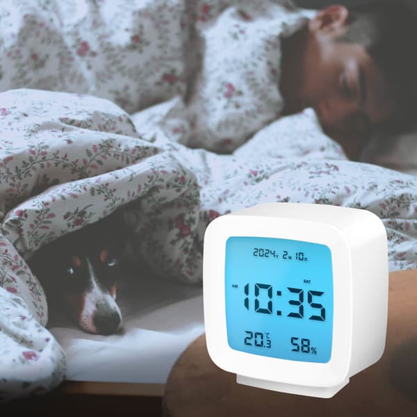 Digital väckarklocka med datum, temperatur, luftfuktighet, snooze, vit