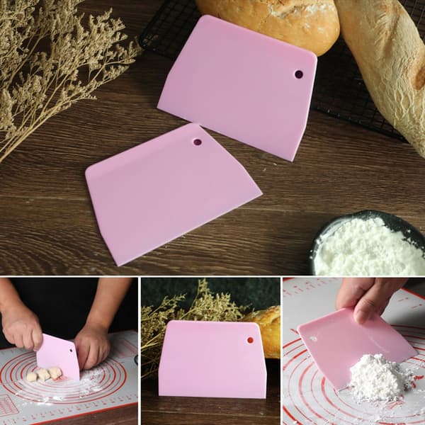 Liten plastbenkskrape, rosa, matkvalitet, for baking av kake sjokoladedeig