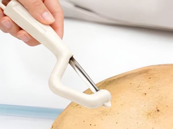 Grønnsaksskreller med dobbelt blad, ergonomisk håndtak, rustfritt stål, beige