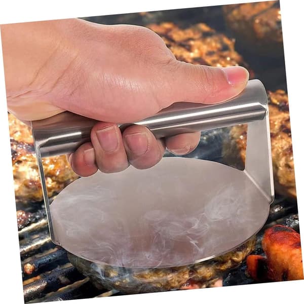 Utrustad med köttpress, grillredskap för utomhuscamping och sammankomster.
