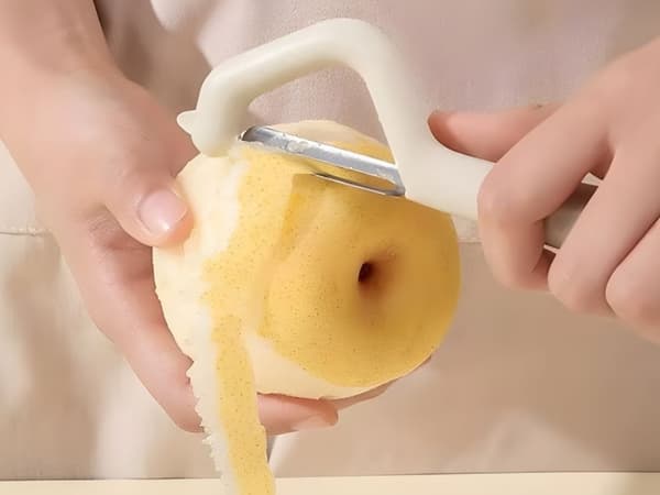 Grønnsaksskreller med dobbelt blad, ergonomisk håndtak, rustfritt stål, beige