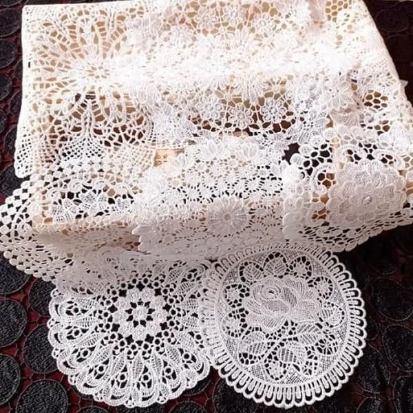 Rund blondebrikke 35 cm, hvit, uthulet design, vaskbar, for salongborddekor