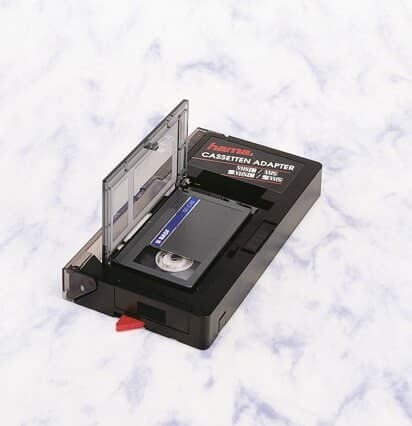 VHS-C-adapter til afspilning af VHS-C-bånd i videobåndoptager, batteridrevet