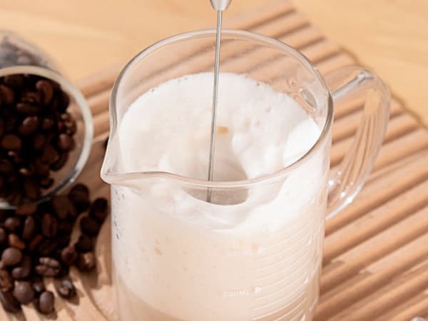 Elektrisk mælkeskummer med stativ, mini håndholdt skummaskine til kaffe latte cappuccino