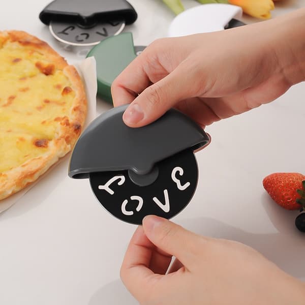 Pizzakutter i rustfritt stål, rullende blad, svart, ergonomisk håndtak, kompakt kjøkkenverktøy