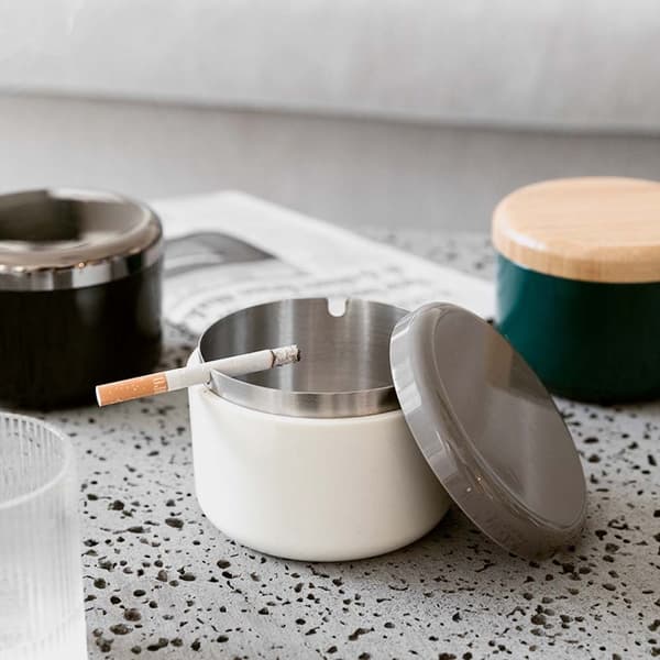 Nordisk stil askebæger med låg, vindtæt, rustfrit stål og plastik, hvid