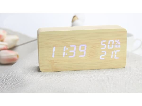 Digital vekkerklokke med LED-skjerm og termometer, trefinish, lydaktivert, USB