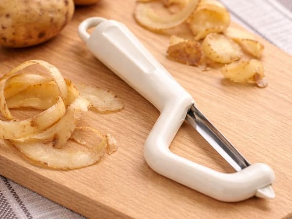 Grøntsagsskræller med dobbeltblad, ergonomisk håndtag, rustfrit stål, beige