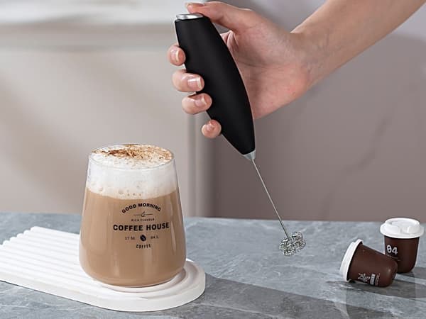 Elektrisk mælkeskummer med stativ, mini håndholdt skummaskine til kaffe latte cappuccino