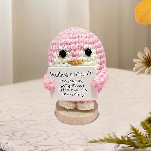 HK  Handgjord pingvinfigur stickad docka leende positiva vibbar emotionellt stöd heminredning inspirerande gåvor Pink