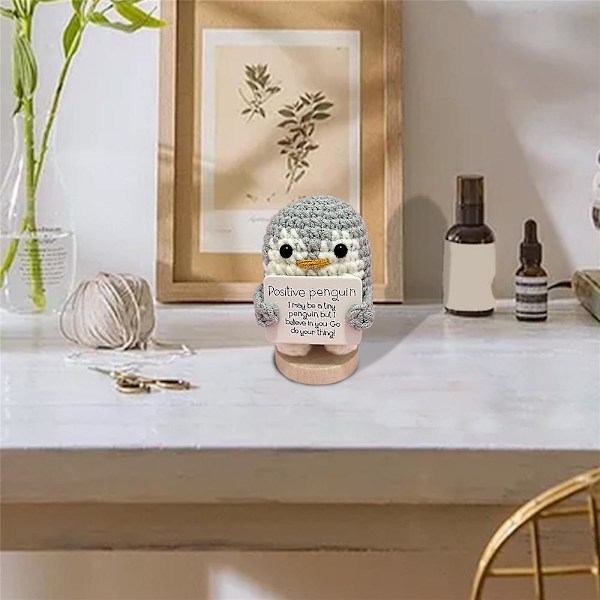 HK  Handgjord pingvinfigur stickad docka leende positiva vibbar emotionellt stöd heminredning inspirerande gåvor Grey
