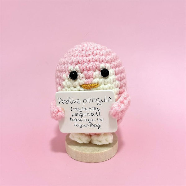 HK  Handgjord pingvinfigur stickad docka leende positiva vibbar emotionellt stöd heminredning inspirerande gåvor Pink