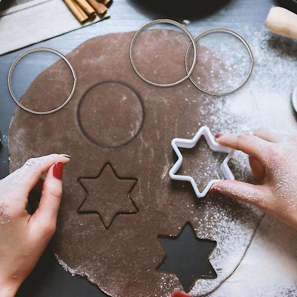 10 kpl 4,5 cm pyöreitä ruostumattomasta teräksestä valmistettuja rei'itettyjä saumattomia tarttirenkaita quiche-renkaita tarttipeltiä piirakka tarttirenkaita H[HkkK] kanssa silver
