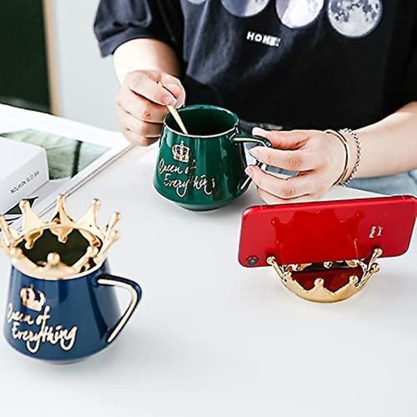 HKK Queen Of Everything Mugg, konstgjord mugg i keramik med kronlock och sked, kaffekopp i keramik, present till vän, lärare, flickvän, fru