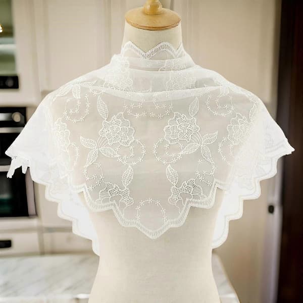 Elegant Mantilla-slør i blonde for bryllup Tradisjonelt blomsterslør i blonde Hodeplagg for katolsk kapell Hodeplagg-slør-Yvan[HK] White