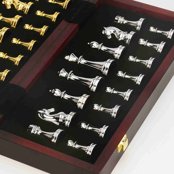 Magnetiskt Reseschackset med Guld- och Silvermetallpjäser och Fällbart Träbräde