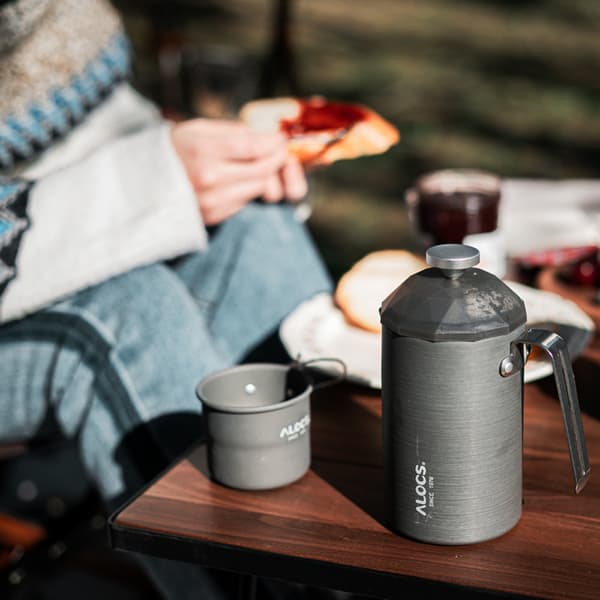Bærbart campingkrus i aluminium med sammenleggbart håndtak for utendørs kaffe