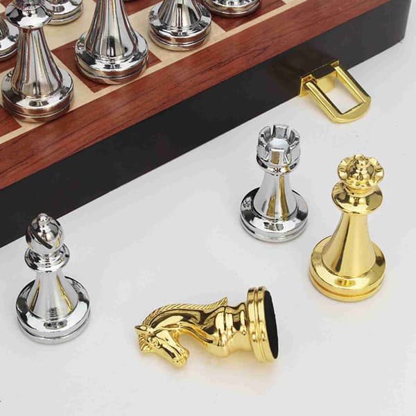 Magnetiskt Reseschackset med Guld- och Silvermetallpjäser och Fällbart Träbräde