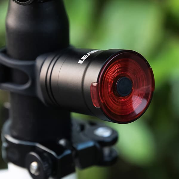 Smart sykkel LED baklys, USB oppladbart, med induktiv brems, IPX6 sikkerhetsvurdering.