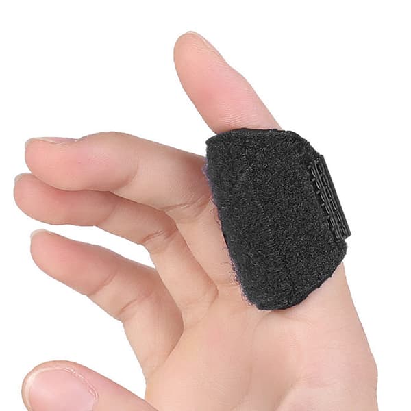 Fingerstøtte med pustende stoff og aluminiumsstøtte for stabilisering og helbredelse.