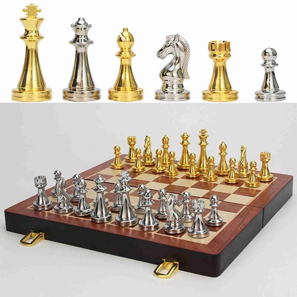 Magnetiskt Reseschackset med Guld- och Silvermetallpjäser och Fällbart Träbräde