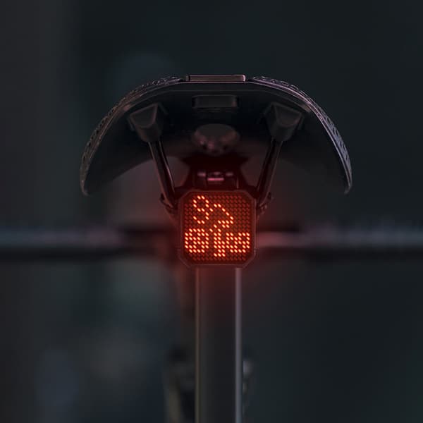 Smart oppladbart LED-sykkelbaklys med bremsesensor, IP66-beskyttelse og app-kontroll.