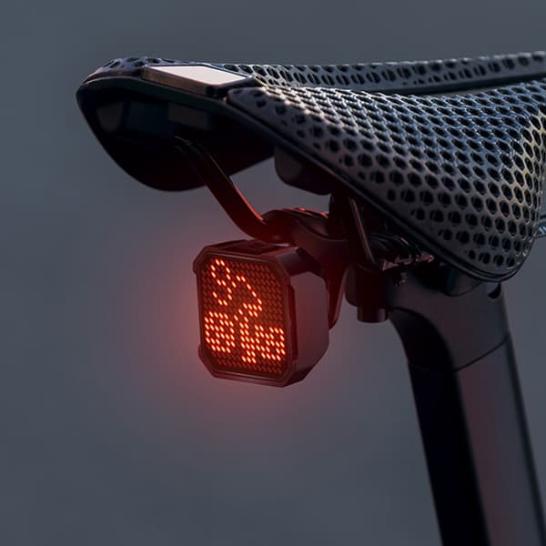 Smart oppladbart LED-sykkelbaklys med bremsesensor, IP66-beskyttelse og app-kontroll.