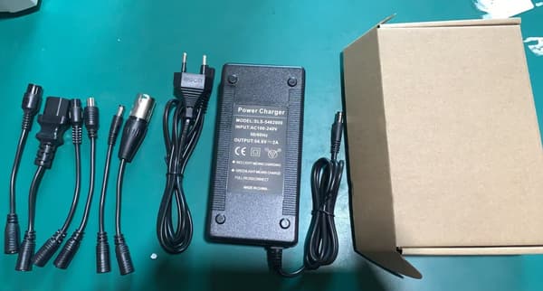 Lader for elektrisk sparkesykkel 54,6V 2A strømadapter med LED og kortslutningsbeskyttelse