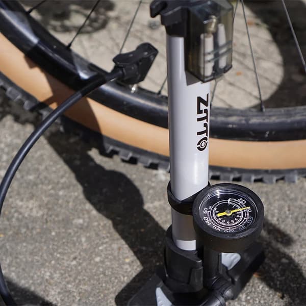 Bärbar 160PSI cykelluftpump med justerbar tryckmätare för Presta- och Schrader-ventiler
