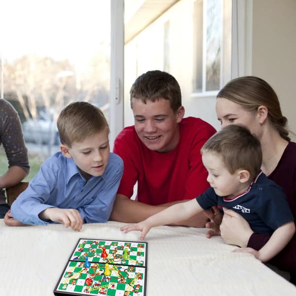 Bærbart Mini Sammenfoldeligt Magnetisk Slangebrætspil til Familie, Børn og Voksne - Gave