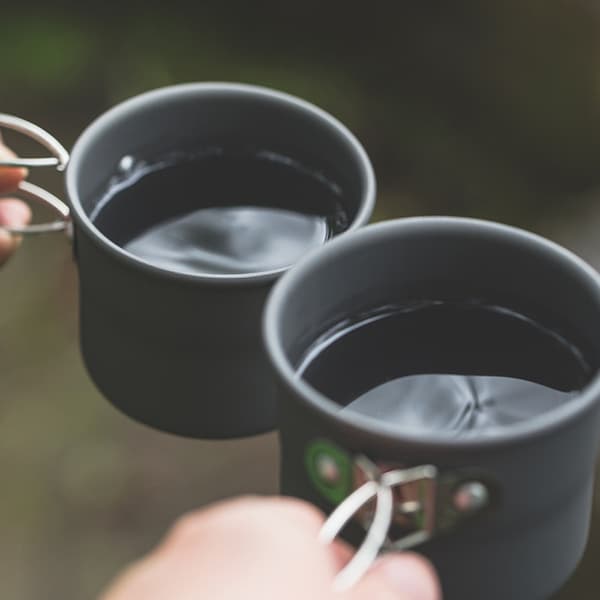 Bærbart campingkrus i aluminium med sammenleggbart håndtak for utendørs kaffe