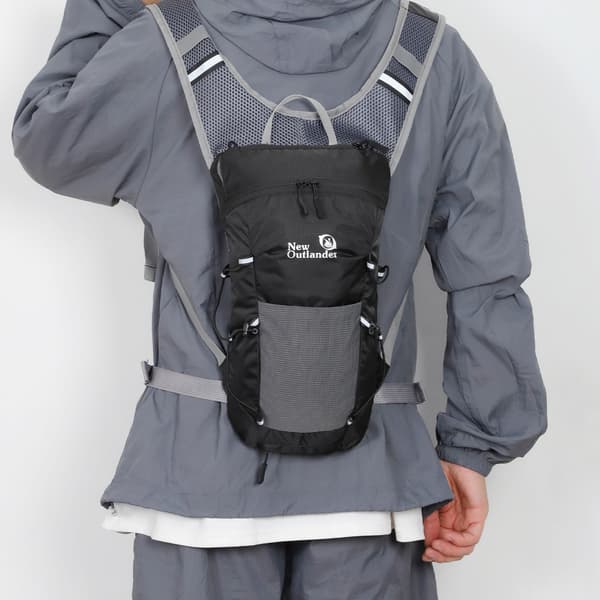 Vattenresistent 5L vätskeryggsäck med reflekterande design för camping och nödsituationer.