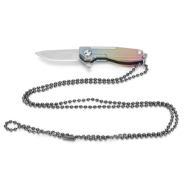Mini kniv i titaniumlegering med D2-klinge, nøglering og farverig kæde
