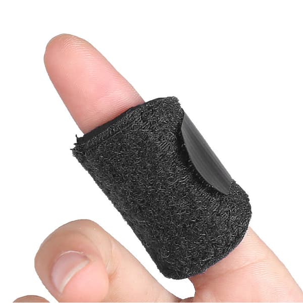 Fingerstøtte med pustende stoff og aluminiumsstøtte for stabilisering og helbredelse.