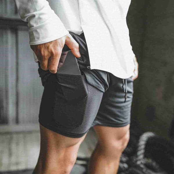 Lette og komfortable 2-i-1 løpe- og treningsshorts for menn med elastisk linning.