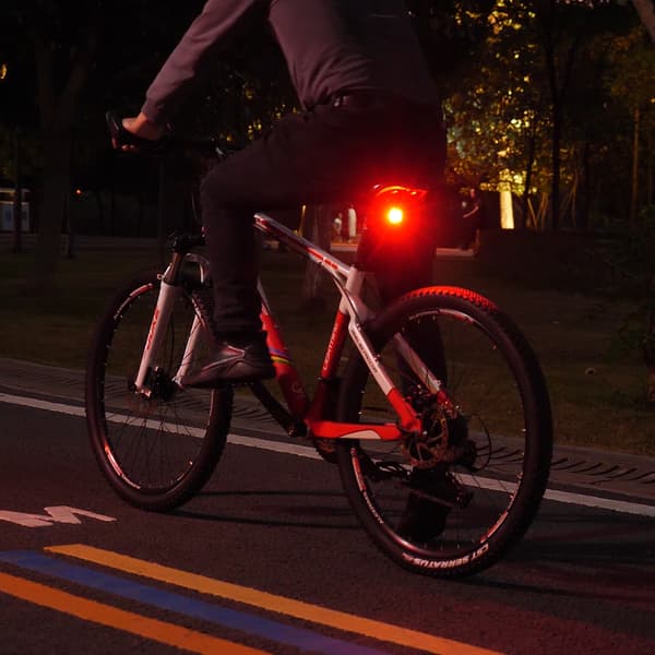 Genopladelig Smart Cykelbaglygte IPX6 med Bremsesensor og 5 Tilstande
