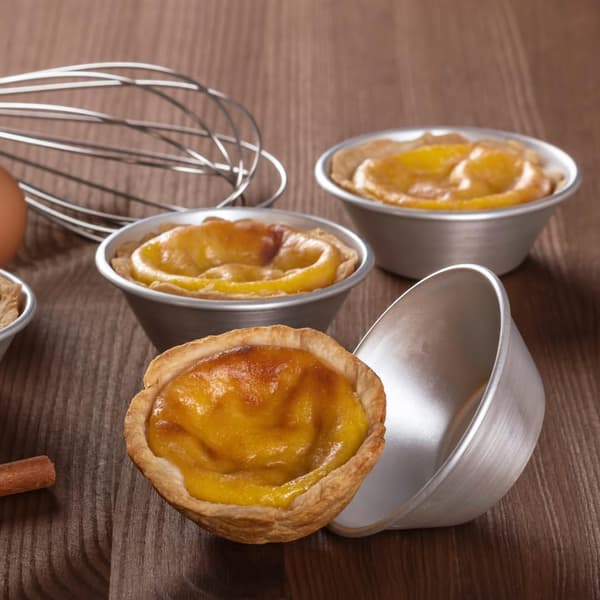 Set med 6 formar för Pasteis de Nata, Ø6cm x 2cm, obelagd aluminium, används för att baka äggtårtor och desserter.