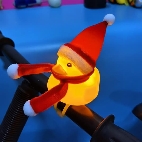 Gul juleand med hat og tørklæde legetøjspynt bildekorationspanel gave