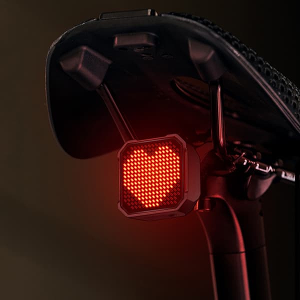 Smart oppladbart LED-sykkelbaklys med bremsesensor, IP66-beskyttelse og app-kontroll.