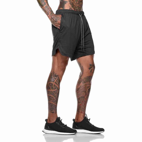 Lette og komfortable 2-i-1 løpe- og treningsshorts for menn med elastisk linning.