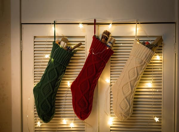 3 unike burgunder, elfenbenshvite og grønne strikkede julestrømper