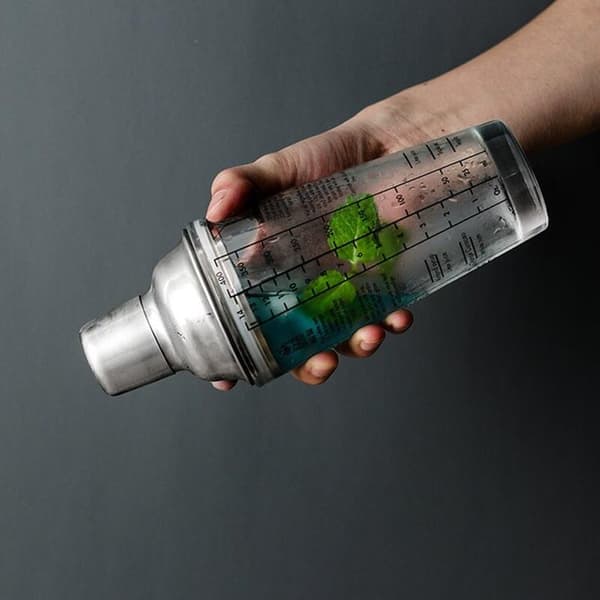Cocktailshaker med oppskrift og mål Transparent transparent
