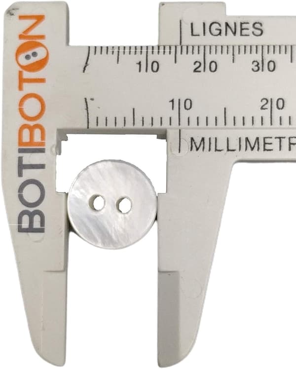 50 luonnonhelmiäisompelunappia - 10 mm