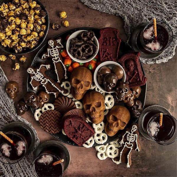 Ware Halloween Bageform, Spooky Skull Cakelet Form, Bronze