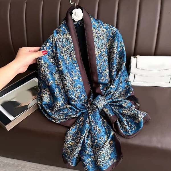 Barokk blå og gull silkeskjerf/sjal; et polyester, silkemykt og elegant sjal.