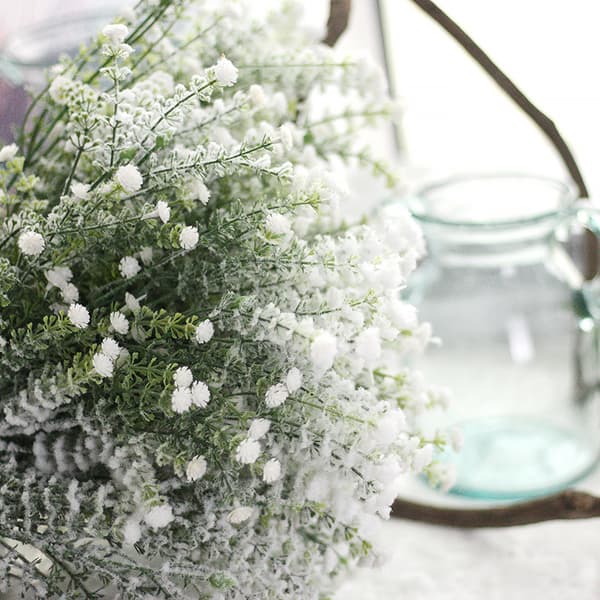 Valkoiset morsiusharson tekokukat, aidon tuntuiset tekogypsophila