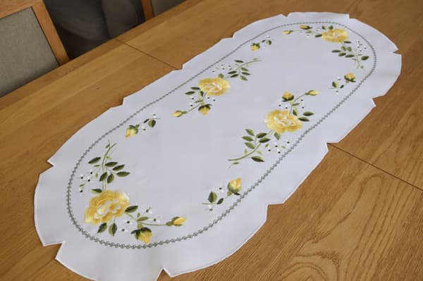 Vita bordløper brodert oval sateng 40/85 oval brodert duk