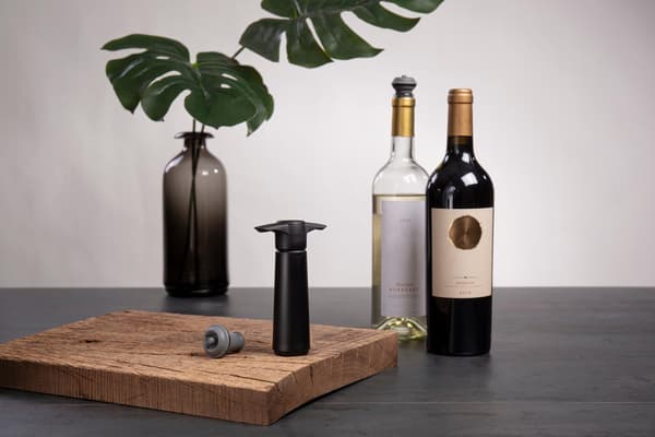 Wine Saver Gift Pack, including 2 Vacuvin® stoppers Svart black