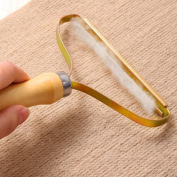 #Reusable lint remover with wooden handle Clothes care roller#