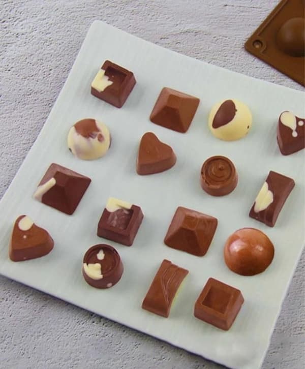 6 forskellige chokolader, chokoladeform, halvcirkler, hjerte, silikoneform, chokoladeform Brun brown